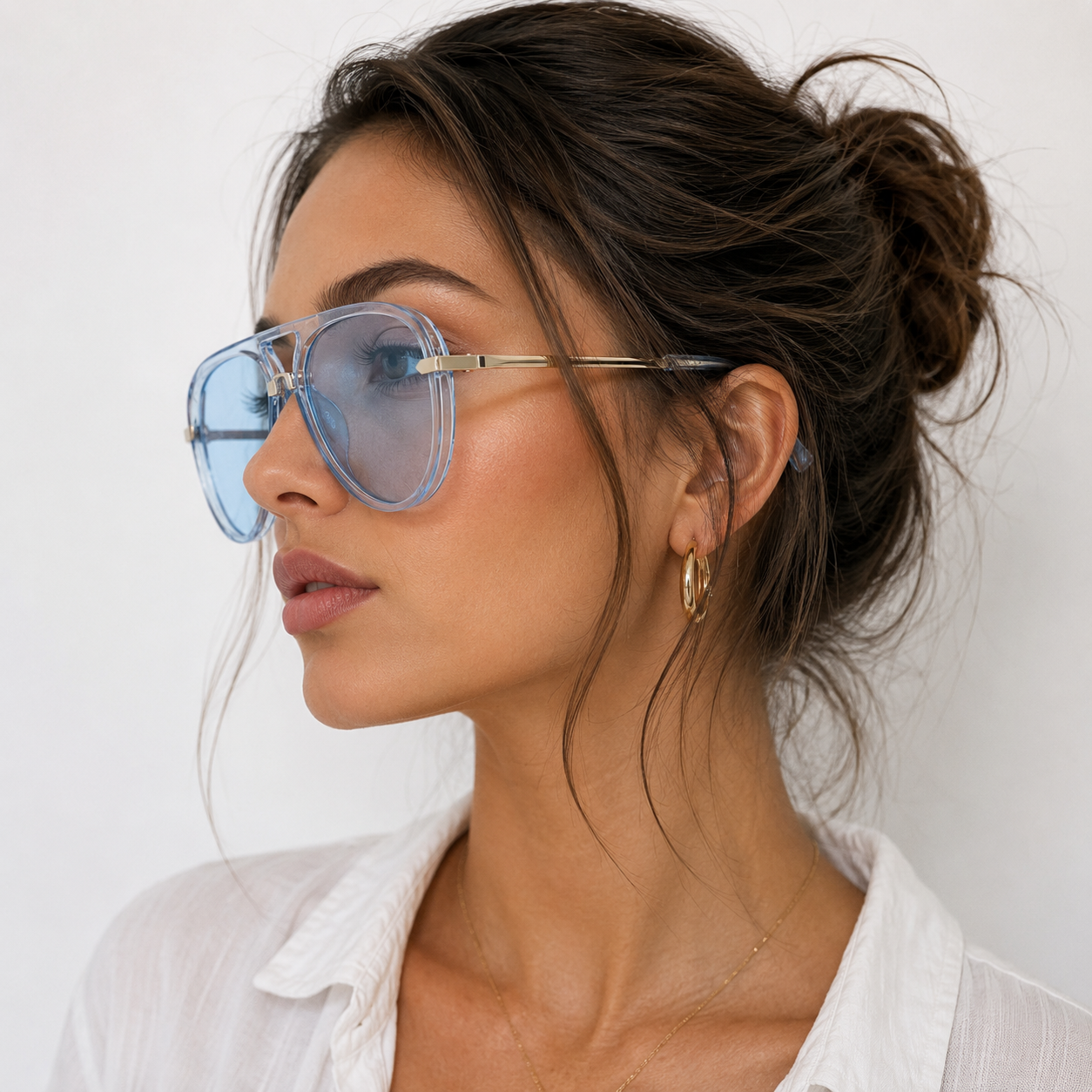 Lunettes de Soleil Aviateur Solena Bleu Cristal portee